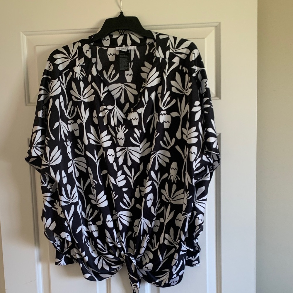 Beautiful Chicos tie front blouse
